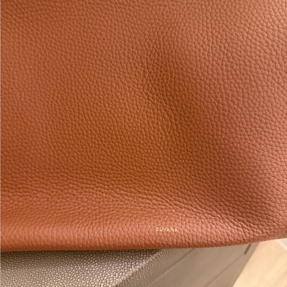 Cuyana Cappuccino Classic Brown Tote 16’ - Picture 4 of 5